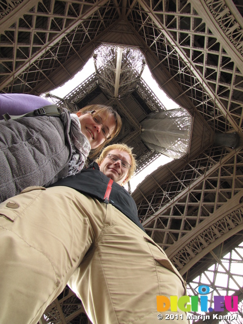 SX18490 Marijn and Jenni beneath Eiffel tower